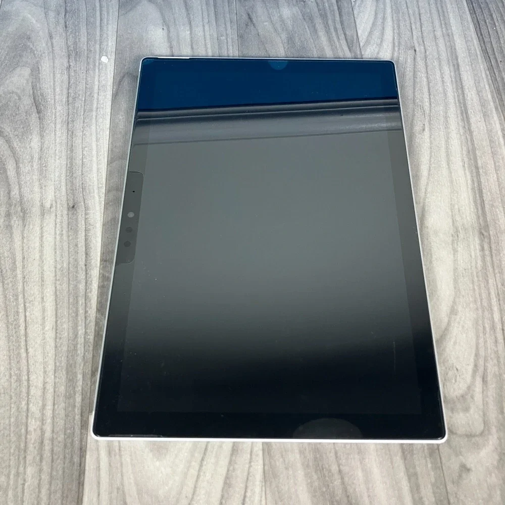 Microsoft Surface Pro 5 (Model 1796) – Intel‎ Core m3, 4GB RAM, 128GB SSD, 12.3